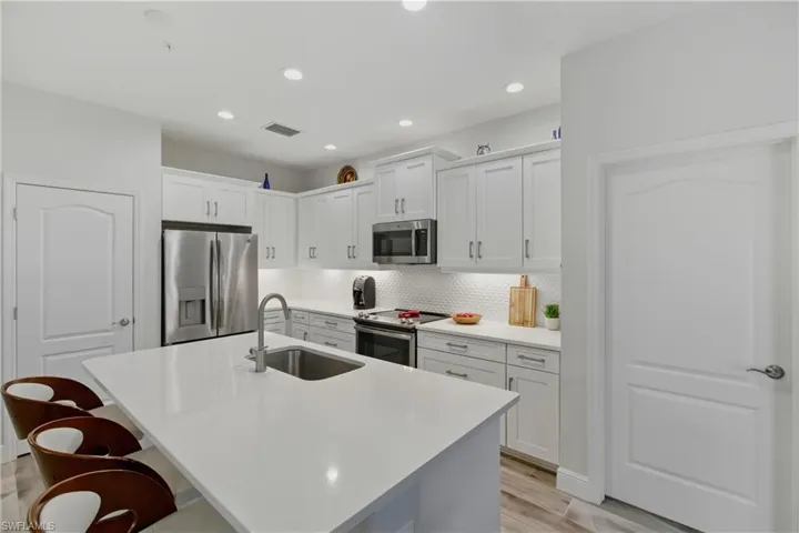 6947  Avalon  CIR, Naples, FL 34112