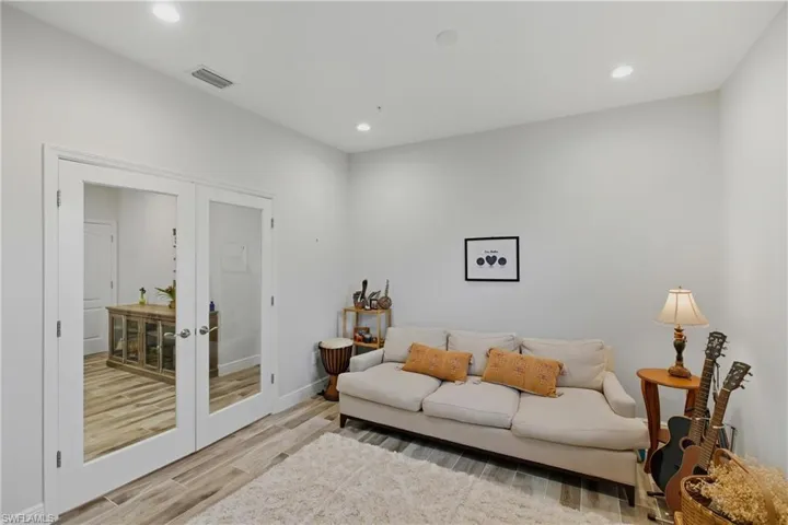 6947  Avalon  CIR, Naples, FL 34112