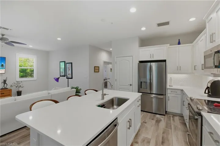 6947  Avalon  CIR, Naples, FL 34112