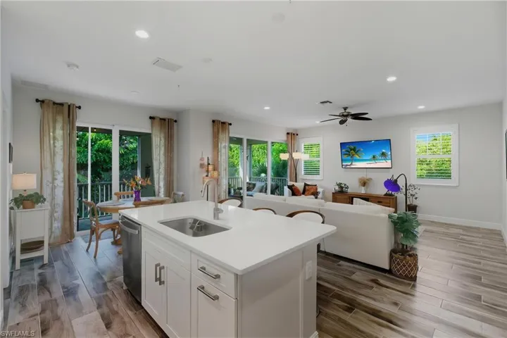 6947  Avalon  CIR, Naples, FL 34112