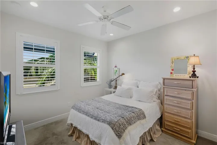 6947  Avalon  CIR, Naples, FL 34112
