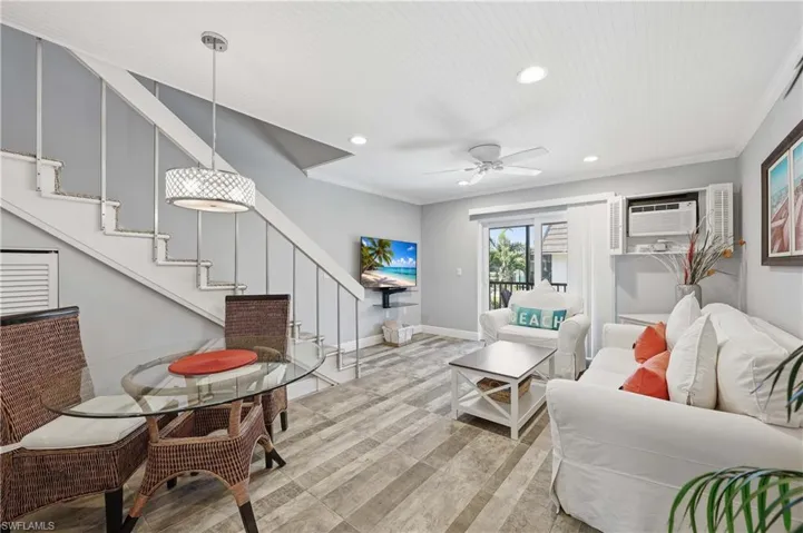 Light and bright living and dining area