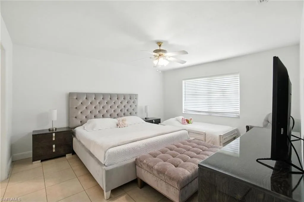 4220 Looking Glass LN, Naples, FL 34112,225056573