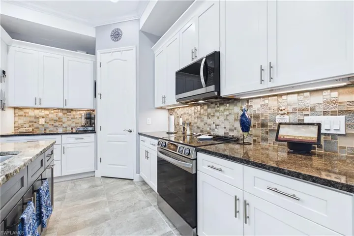 HUGE kitchen perfect for the gourmet chef and entertaining.