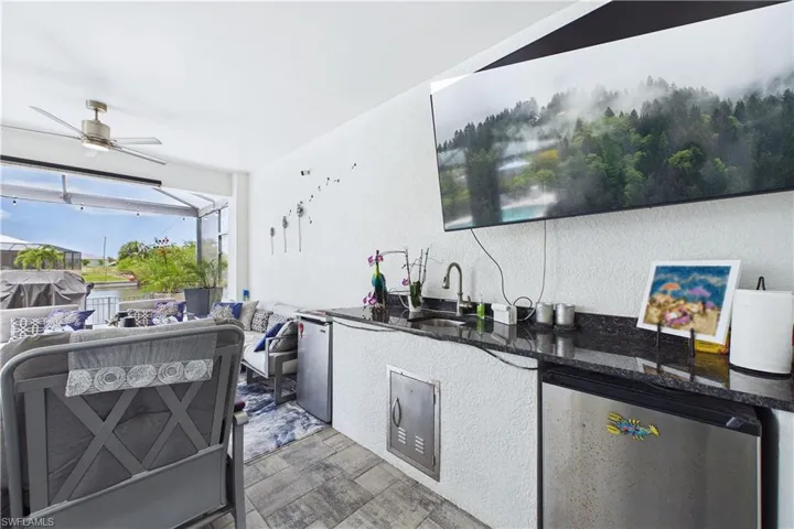 Summer kitchen included in the large lanai.