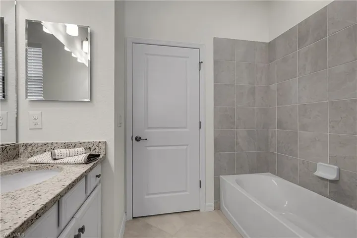 Ensuite bath tub/shower