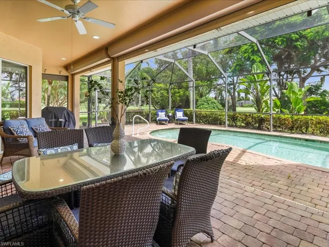 Room for large group . Dinning for 6 at this included table. O