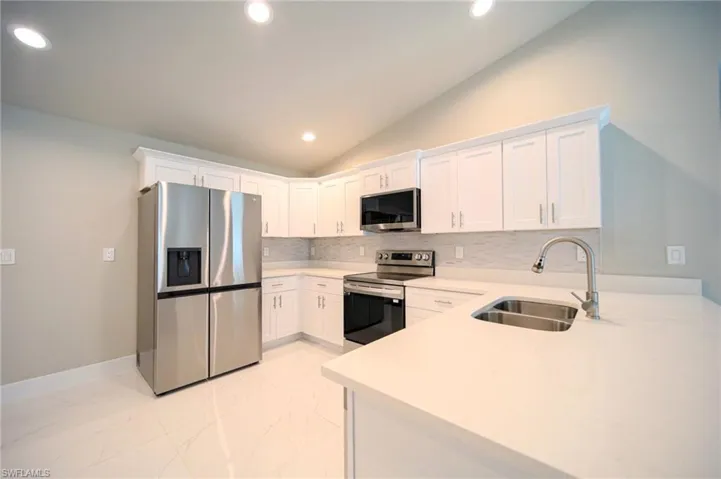 The Kitchen Has Granite Countertops, Stainless Steel Appliances, Tile Backsplash, And Real Wood Soft Touch Closing Drawers And Doors!
