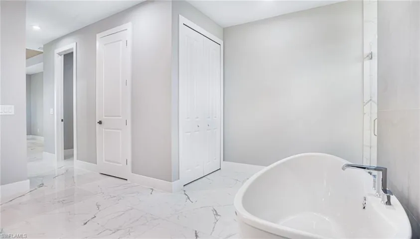 Bathroom with a bathtub