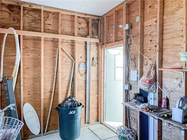 Large Storage Room Off Carportv