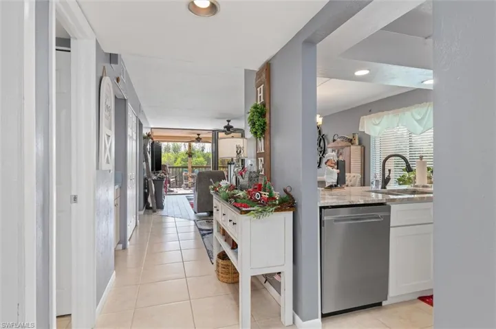 Very inviting W/Neutral Colors.