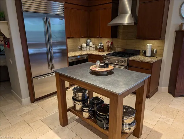 Stainless Wolf Applinces, stainless island and range hood