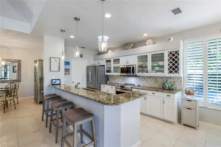 Kitchen with SS Appliances, granite countertop