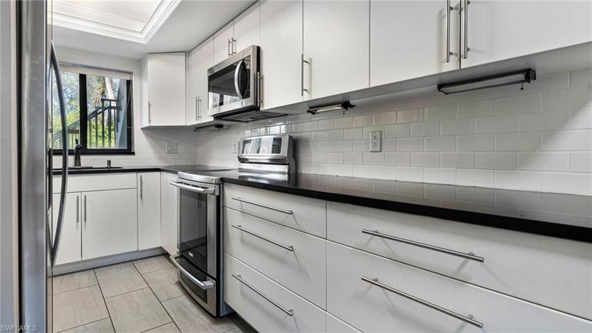 Beautiful modern kitchen w/ soft close cabinets/drawers