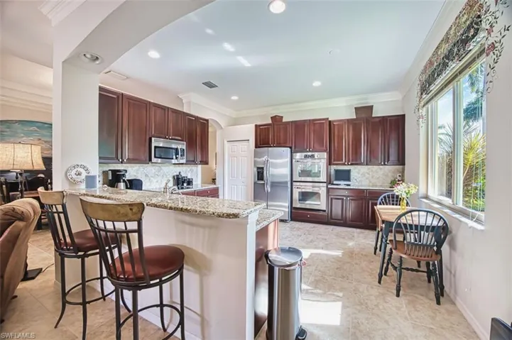 Large Kitchen with Granite Countertops/Double Ovens