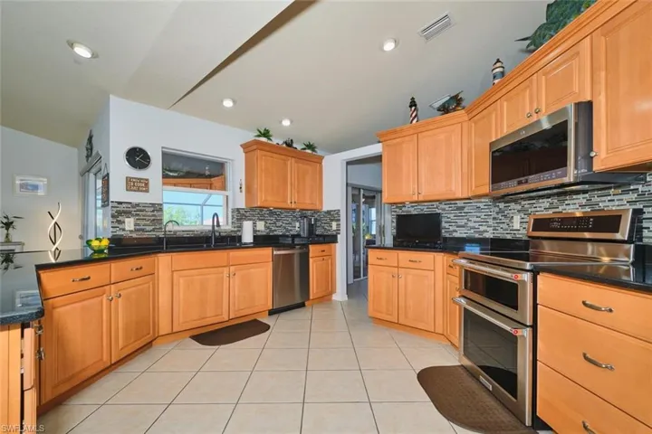 844 Ne 6th Ave, Cape Coral, Florida 33909