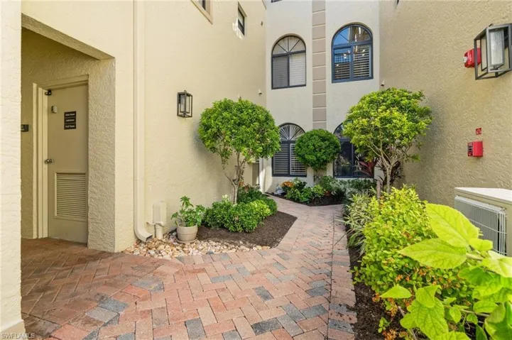 7048  Pelican Bay  BLVD, Naples, FL 34108