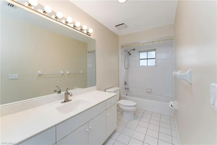 Main Bathroom with Tub/Shower combo