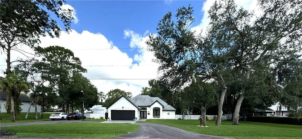 1090  Woods  DR, Labelle, FL 33935