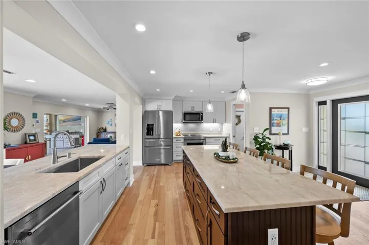 Large kitchen island, Quartzite countertops