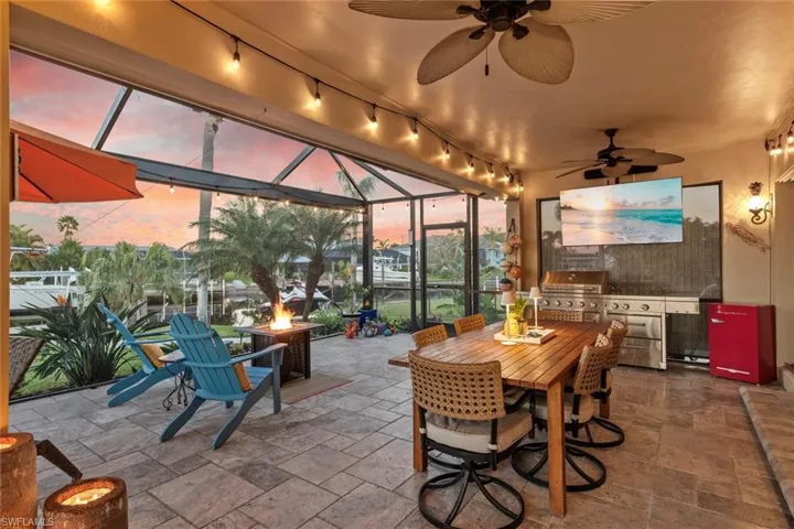 Sun goes down, the lanai lights up!