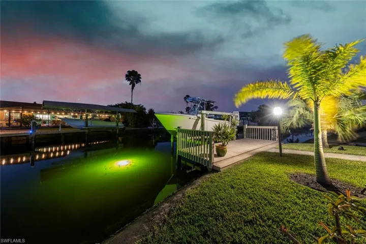 The 250 watt fish light attracts fish