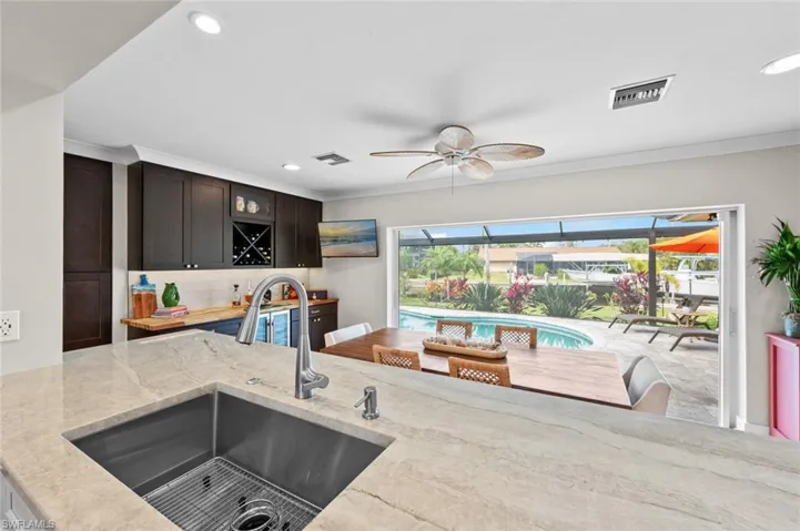 Washing dishes will never be boring again with this view!