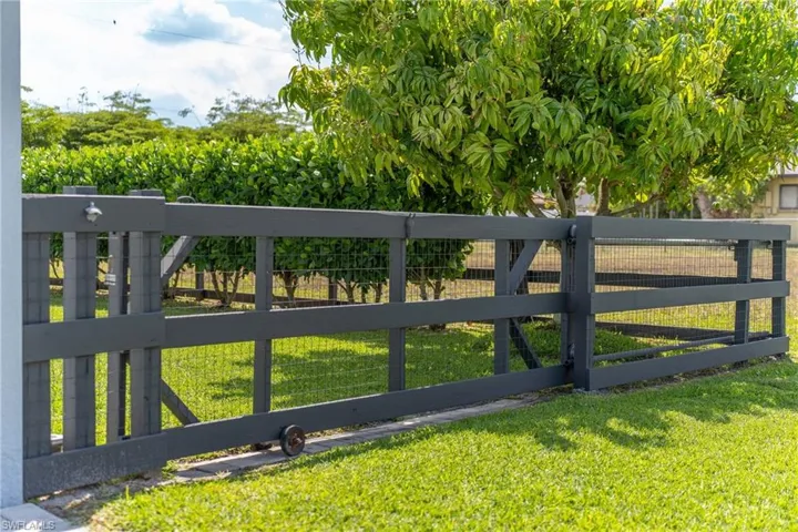 910 Sw 33rd Ter, Cape Coral, Florida 33914