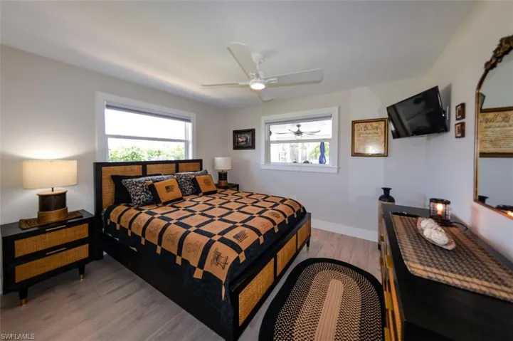 Guest bedroom with ceiling fan