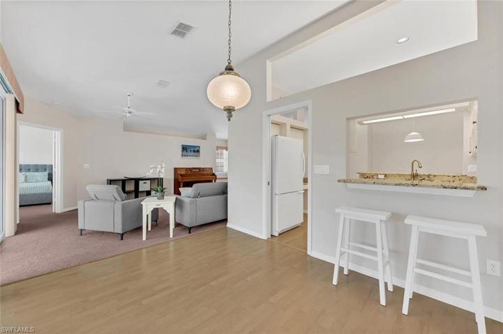 Breakfast Bar/Living