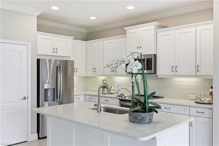 6966 Avalon Cir 908, Naples, Florida 34112