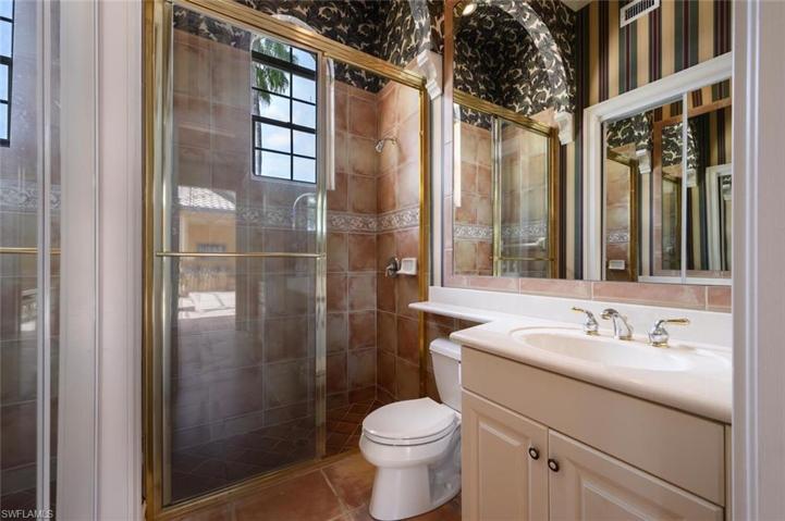 Casita Bathroom with washer and Dryer