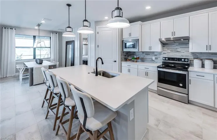 Interior photos are of a staged model home. Illustration purposes only. Options may vary.