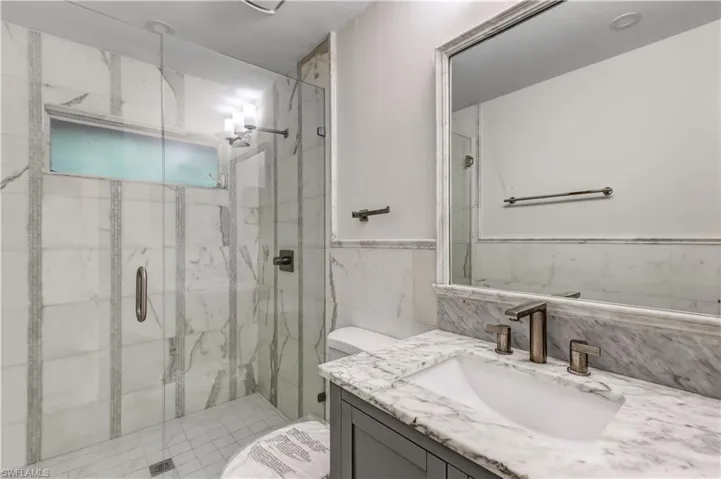 Guest bathroom 1