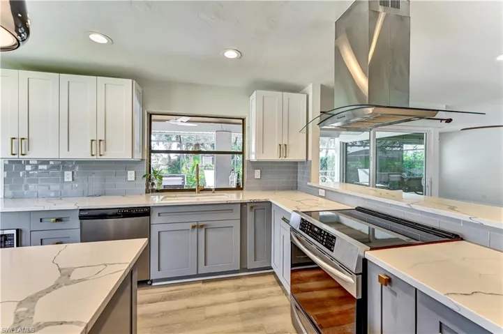 905 Sw 52nd St, Cape Coral, Florida 33914