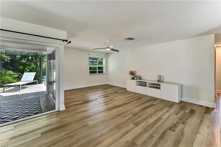905 Sw 52nd St, Cape Coral, Florida 33914
