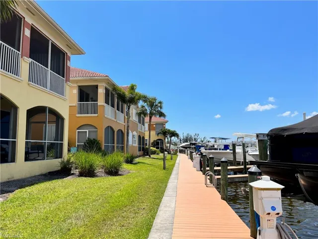 Community dock that wraps around the full community for walking