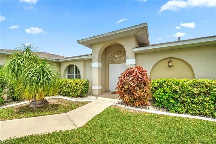 Entrance to property with a yard