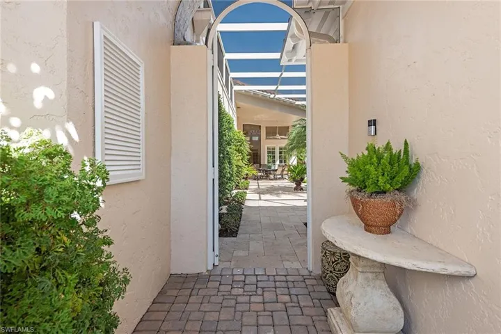 7849  Cocobay  DR, Naples, FL 34108