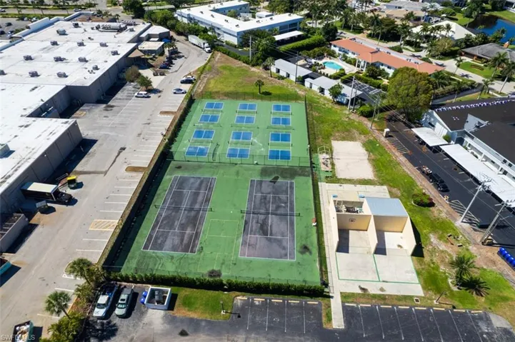 tennis courts and pickleball