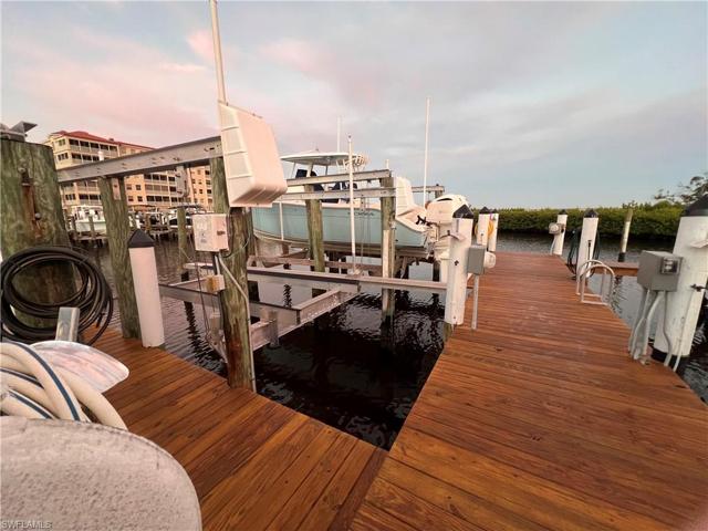 Dock with lift
