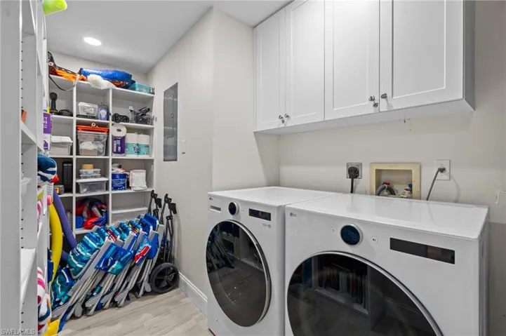 10682  Gulf Shore  DR, Naples, FL 34108