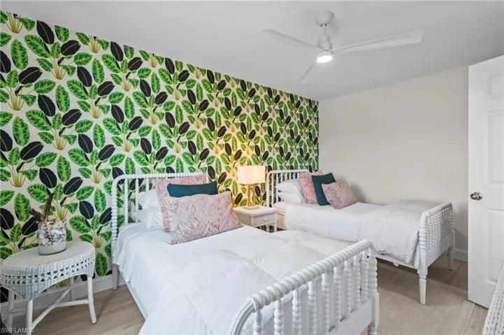 10682  Gulf Shore  DR, Naples, FL 34108