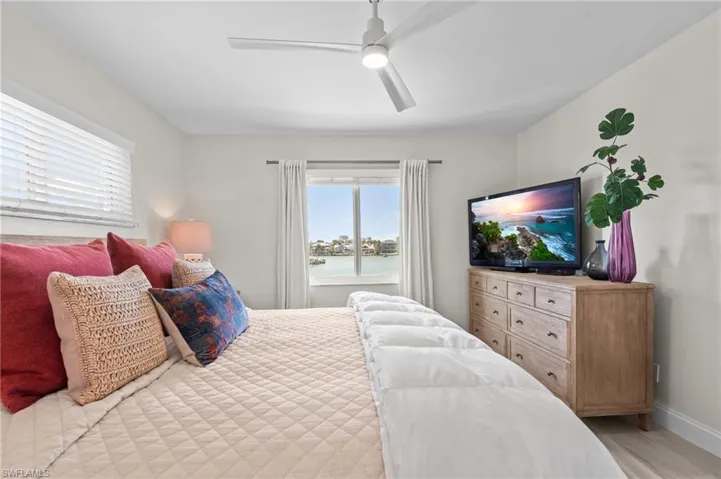 10682  Gulf Shore  DR, Naples, FL 34108