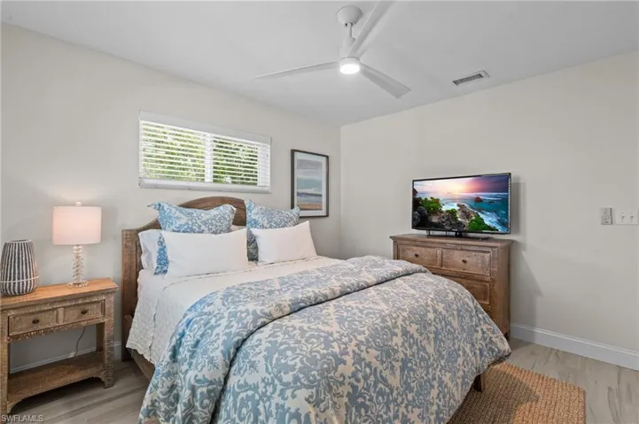 10682  Gulf Shore  DR, Naples, FL 34108