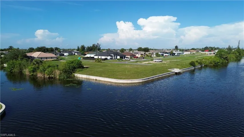 Expansive waterfront lot
