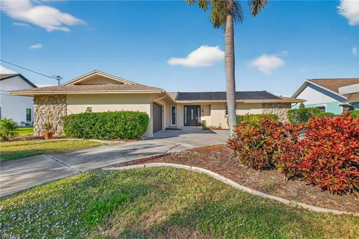 Welcome Home! Circular drive - so convenient!