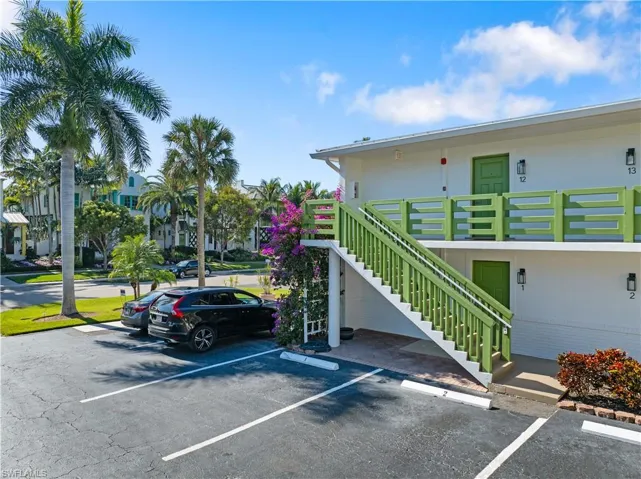 975  9th S AVE, Naples, FL 34102