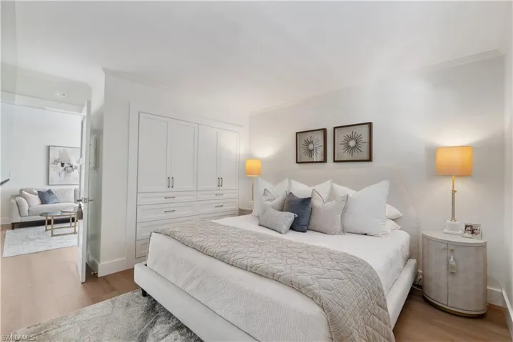 975  9th S AVE, Naples, FL 34102