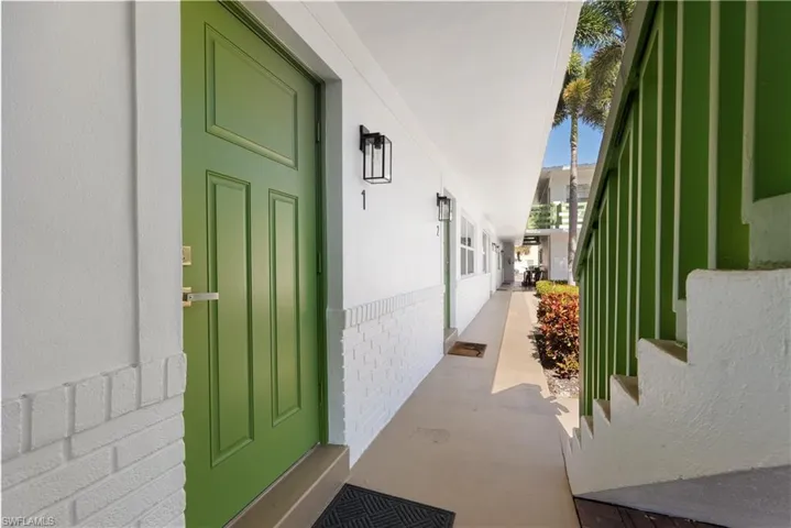 975  9th S AVE, Naples, FL 34102